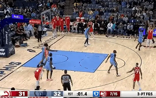 九游娱乐-麦科勒姆超远干拔三分不中，老鹰首节31-32落后于灰熊