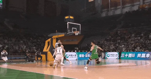 九游娱乐官方-高诗岩3秒全场一条龙压哨上篮打进，杨鸣一脸无奈